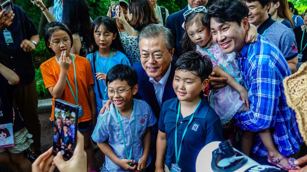 Mr. Moon Jae-in, the President of the Republic of Korea was meeting with tourists at the Blue House | S.Korea president says US wants to resume talks with N.Korea | Featured