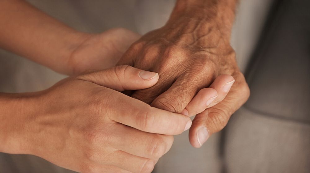 Holding hands | More Americans Are Choosing to Die at Home Rather than in Hospitals | Featured