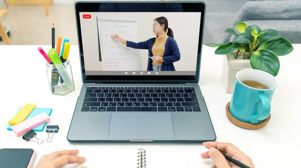 Virtual Online Learning | U.S. Schools Notice Influx of Retiring Teachers During COVID-19 Pandemic | Featured