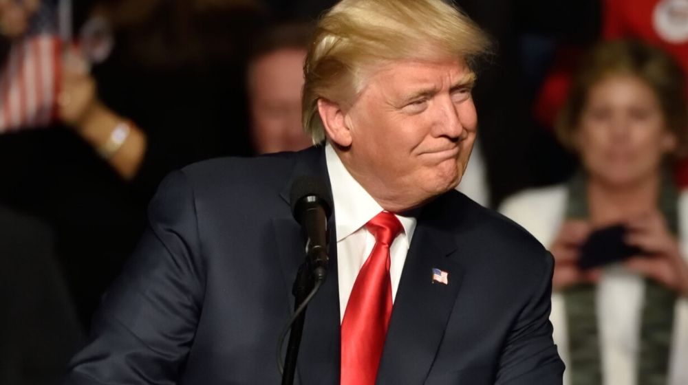 President Trump looking at his left side of the crowd | Trump Flaunts “Acquitted” Newspaper Headlines Just Feet From Pelosi | Featured