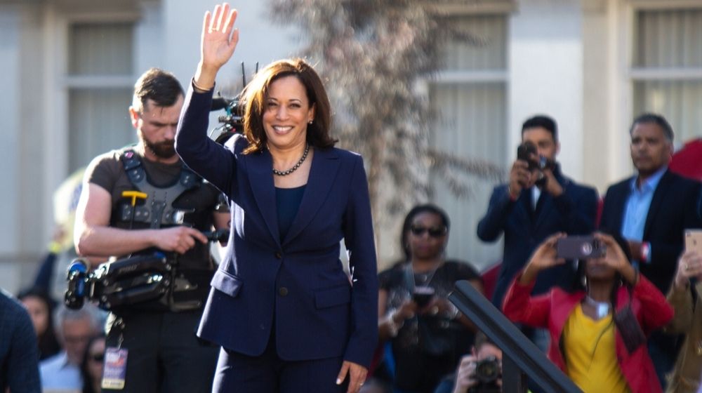 Senator Kamala Harris Waves to Crowd | Progressives Dis Kamala Harris | Featured