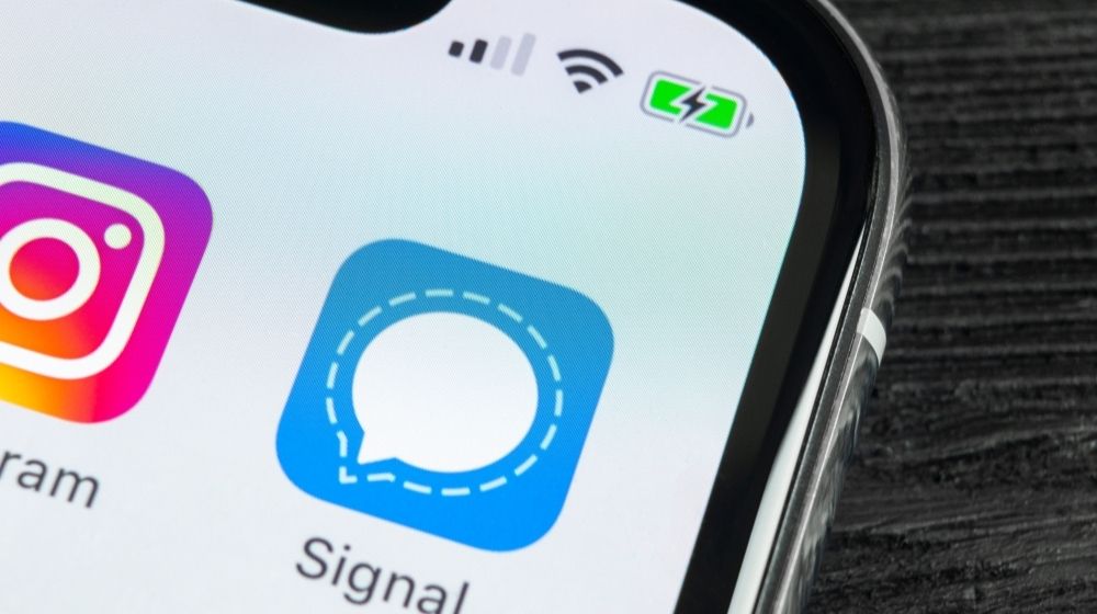Signal Messenger Application Icon on Apple iPhone X | Protesters Turn to Messaging App Called “Signal” That Has End-to-End Encryption Technology | Featured