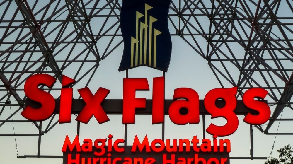 Six Flags Magic Mountain Sign | Six Flags Announces New Halloween Event Called “HallowFest” | Featured