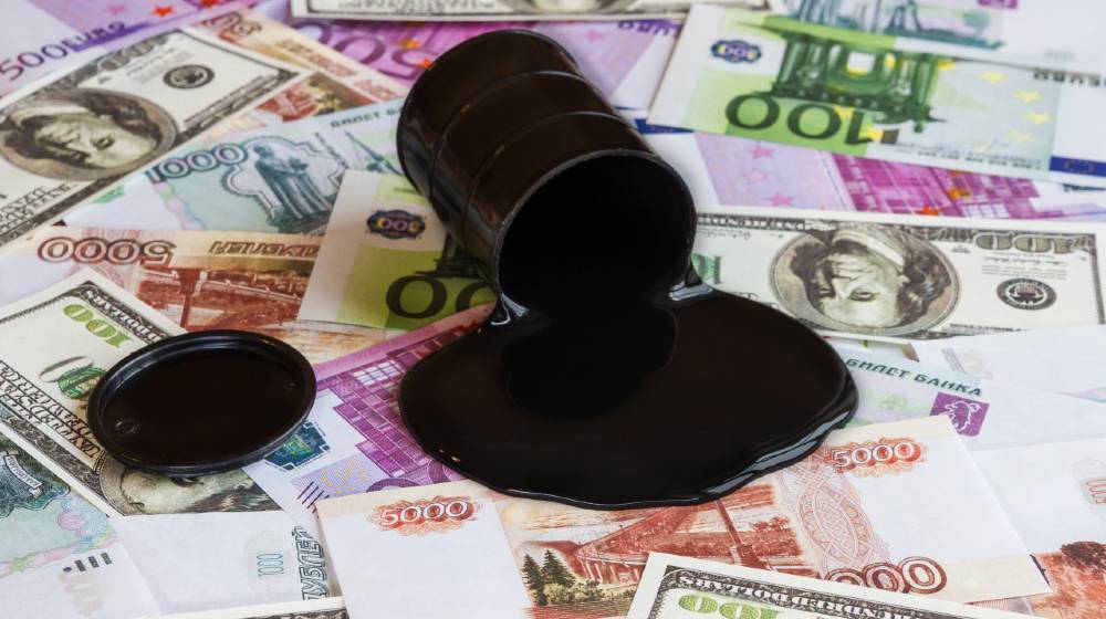 Spilled oil barrel on money bills of different countries | Crude Oil Forecast and Technical Analysis | featured