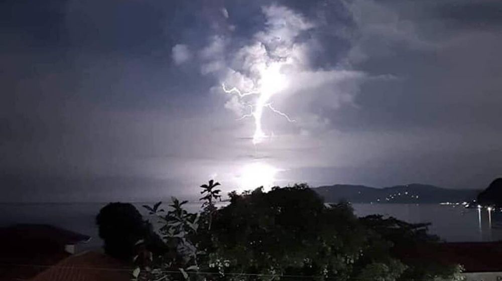 Taal Volcano eruption | Almost 25,000 People Evacuated as Philippines' Taal Volcano Spews Lava | Featured