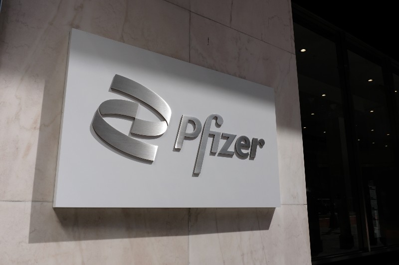 The Pfizer building logo and nameplate on 42nd Street | Pfizer Posts $26 Billion in Sales During Q1 2022, Gets Accused of Pandemic Profiteering