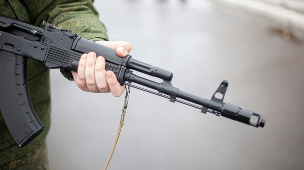 soldier holding a rifle | Virginia Lawmakers Reject Assault Weapon Ban | Featured