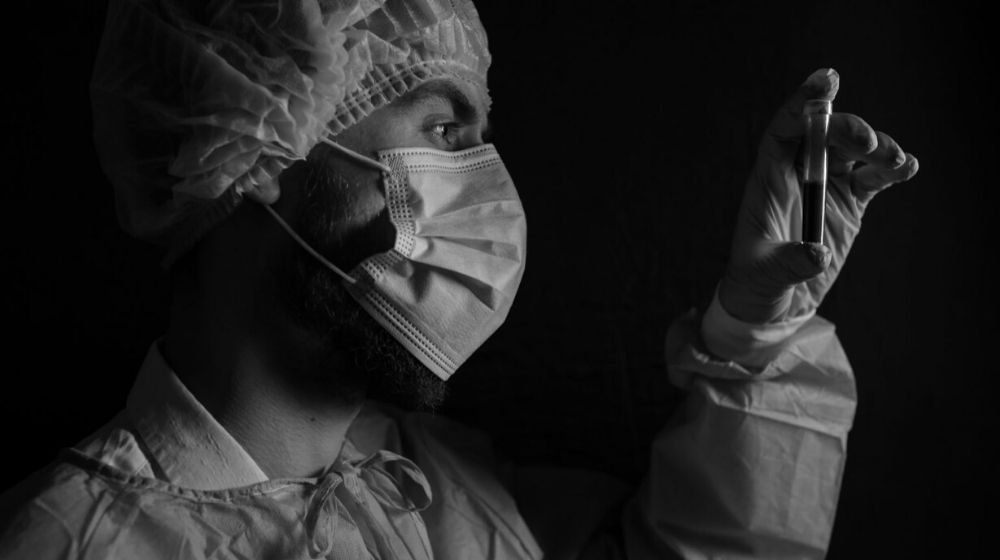 the doctor points to a test tube | Coronavirus: What the Chinese said About Chloroquine in February | Featured