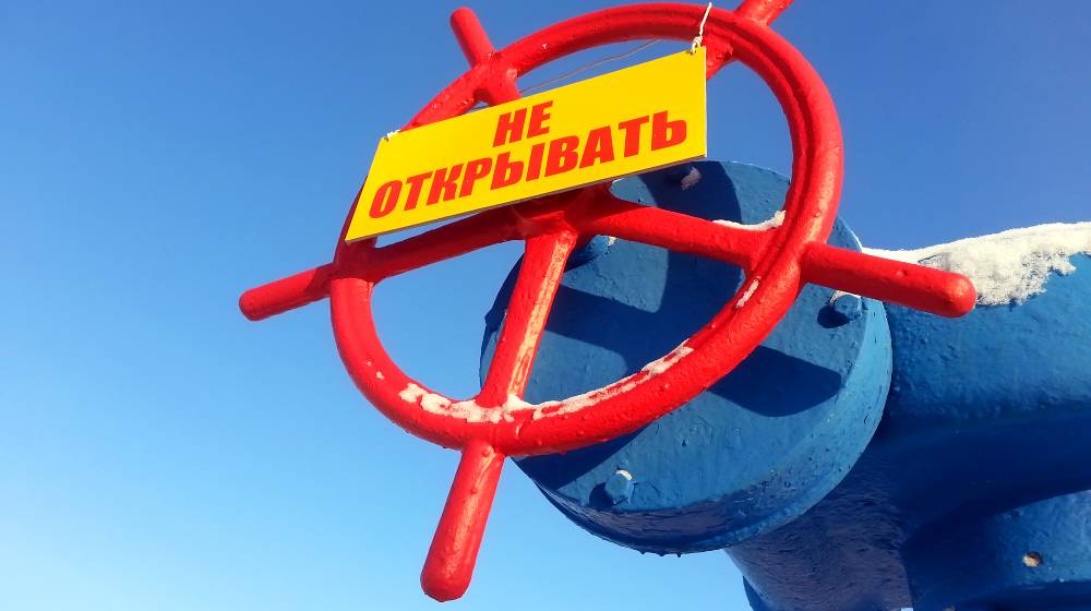 The gas valve that says in Russian do Not open | Russia’s Gazprom Cuts Off Gas Supply To Poland, Bulgaria | featured