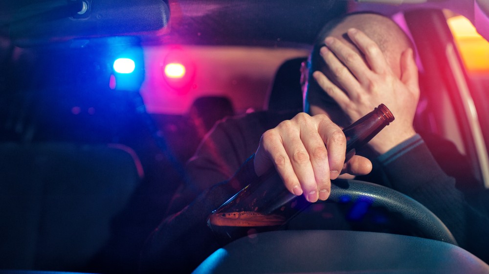 Upset male driver is caught driving under alcohol influence | Tennessee Drunk Drivers to Pay Child Support to Orphan Victims | featured