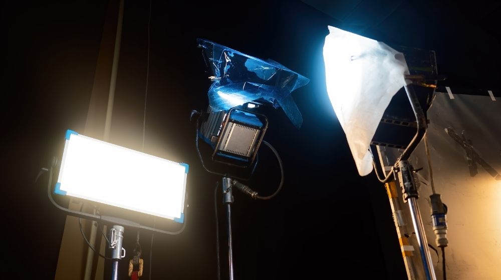 movie set | Alec Baldwin Accidentally Kills Film Crew Member With Prop Gun | featured